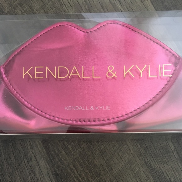 🆕 KENDALL & KYLIE 2 pack CLUTCH 🆕 - Picture 4 of 4
